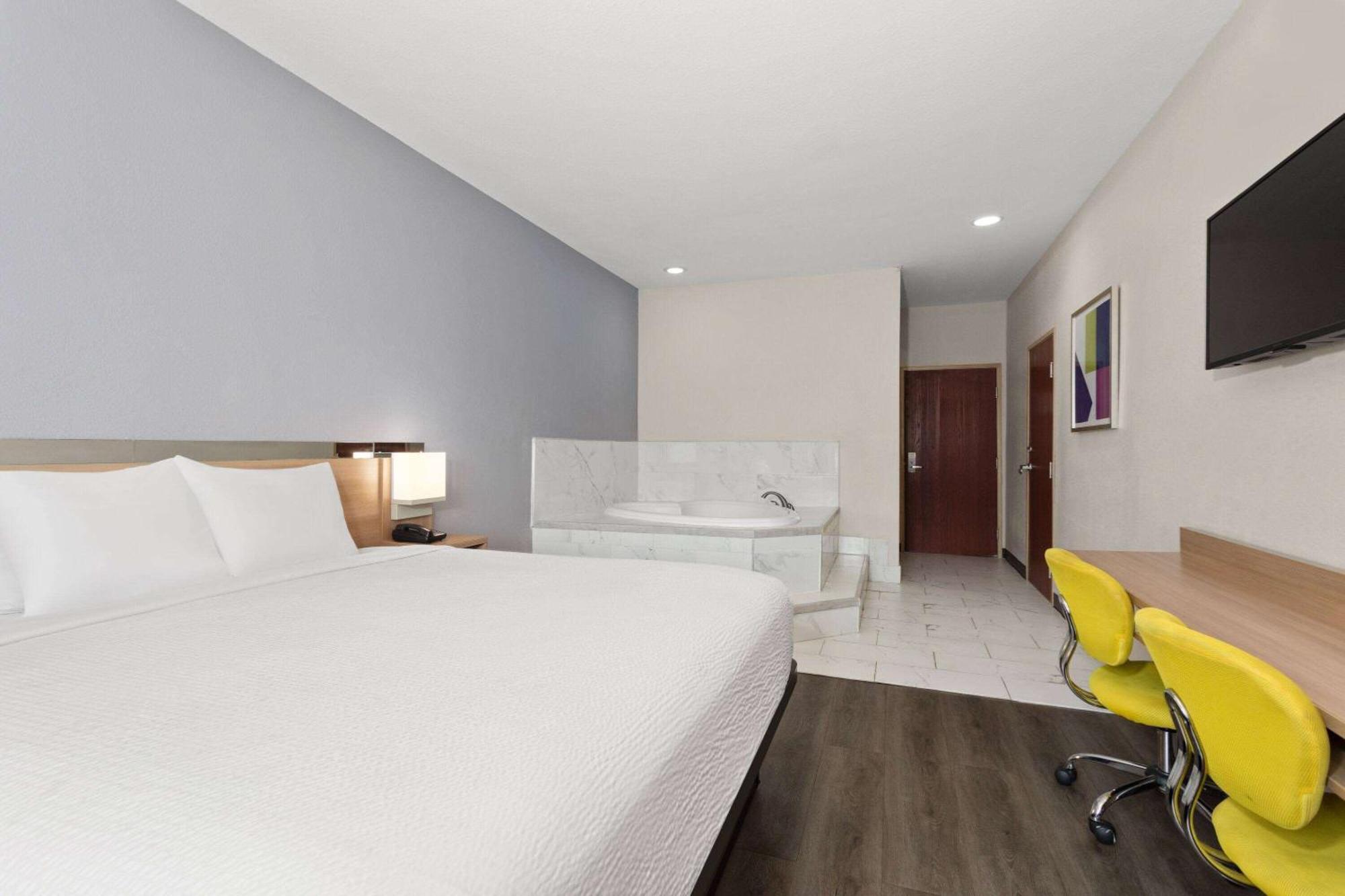 Microtel Inn & Suites By Wyndham Panama City Bagian luar foto