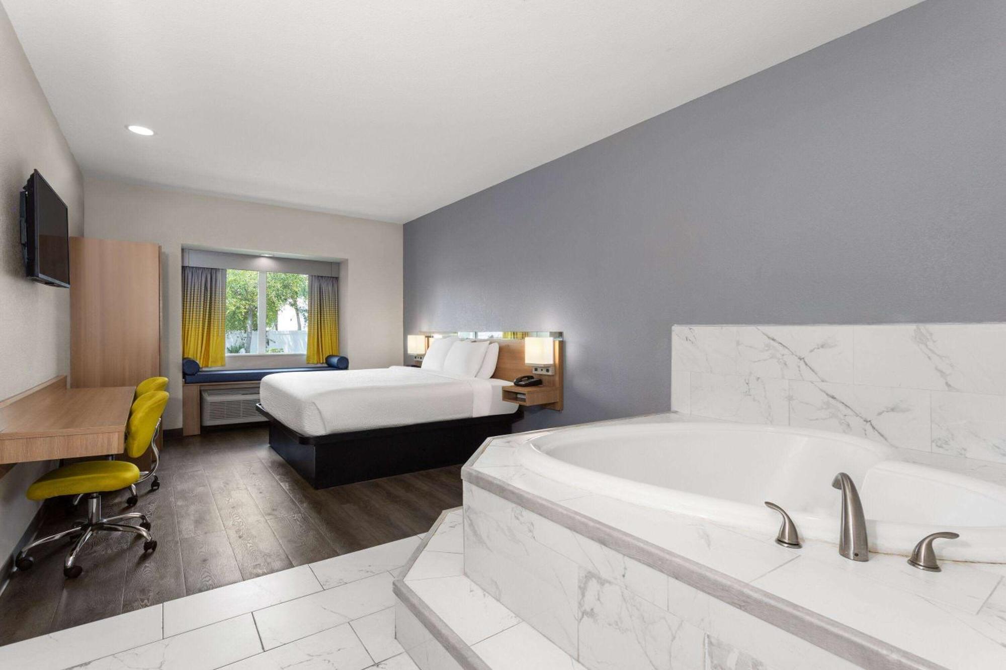 Microtel Inn & Suites By Wyndham Panama City Bagian luar foto