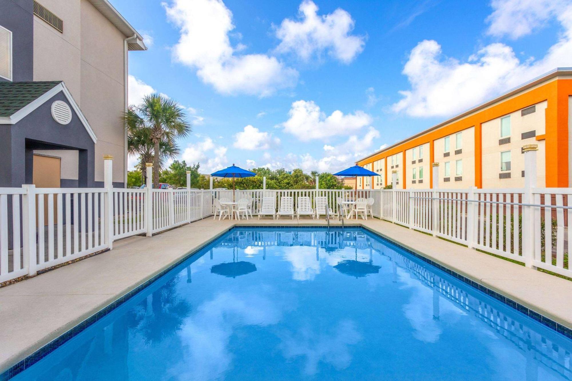 Microtel Inn & Suites By Wyndham Panama City Bagian luar foto